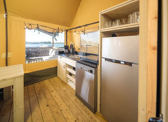 Veranda van de Safaritent Ranger in Lathum, Gelderland, met uitzicht op het water en de groene omgeving.