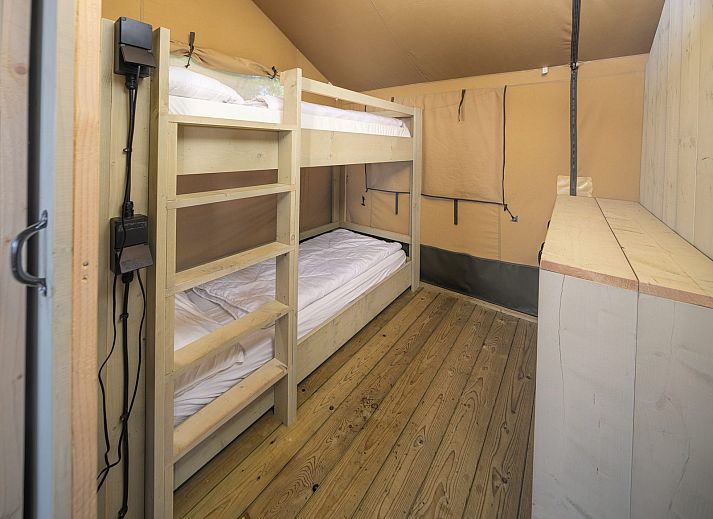 Veranda van de Safaritent Ranger in Lathum, Gelderland, met uitzicht op het water en de groene omgeving.