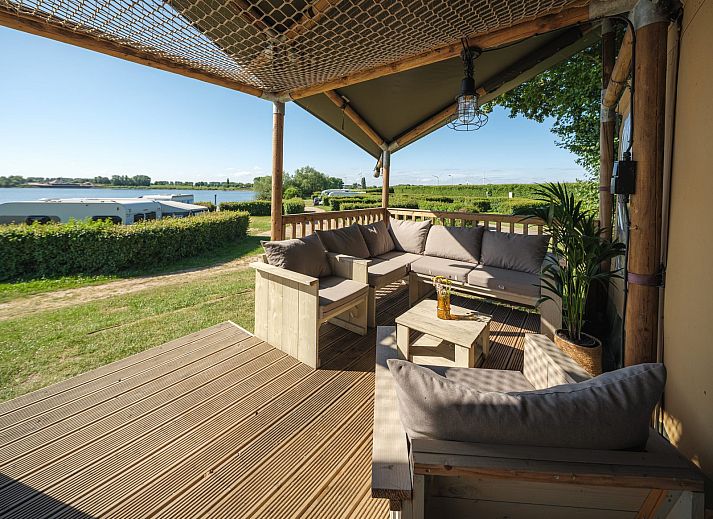 Binnenruimte van Safaritent Ranger in Lathum, Gelderland, met een ruime eetkamer en moderne keuken.