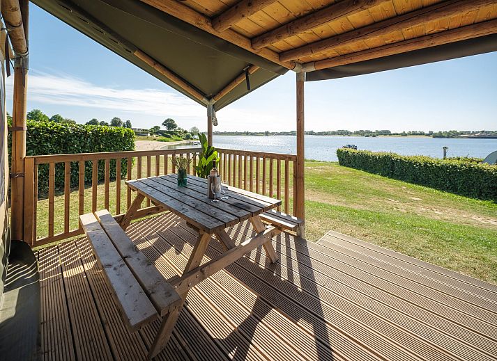 Binnenruimte van Safaritent Ranger in Lathum, Gelderland, met een ruime eetkamer en moderne keuken.