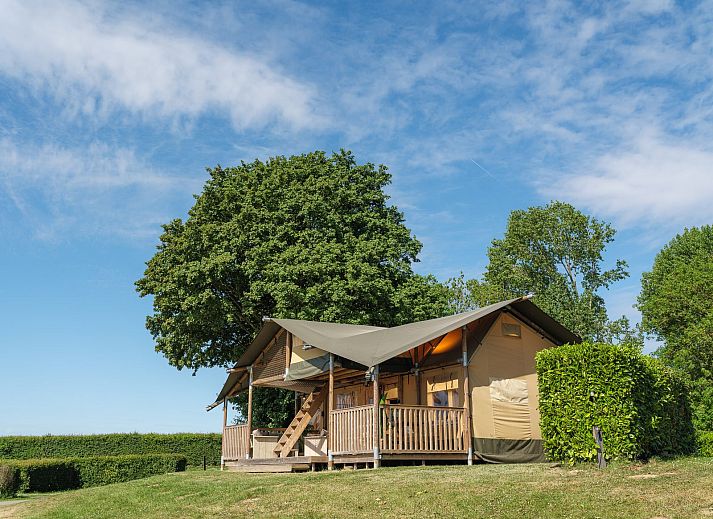 Binnenruimte van Safaritent Ranger in Lathum, Gelderland, met een ruime eetkamer en moderne keuken.