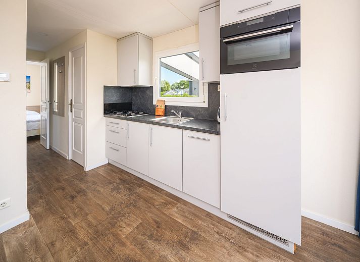 Veranda van de Veluwe Lodge met hottub in Lathum, perfect voor buiten dineren in de natuur van Gelderland.