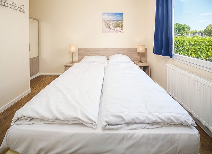 Veranda van de Veluwe Lodge met hottub in Lathum, perfect voor buiten dineren in de natuur van Gelderland.