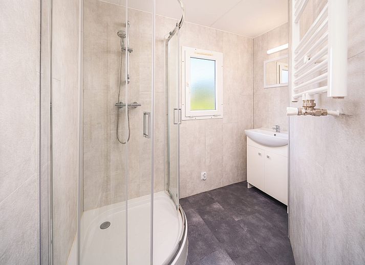 Veranda van de Veluwe Lodge met hottub in Lathum, perfect voor buiten dineren in de natuur van Gelderland.