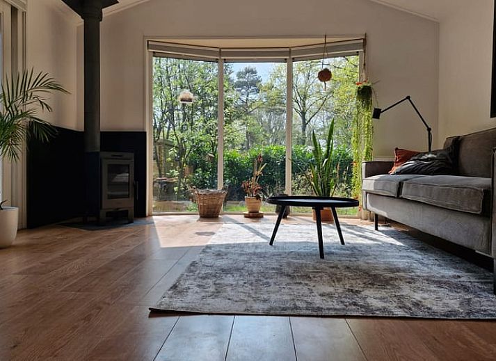 Sfeervolle vuurkorf in de tuin van Vakantiehuis in Nijmegen, Gelderland voor warme avonden.