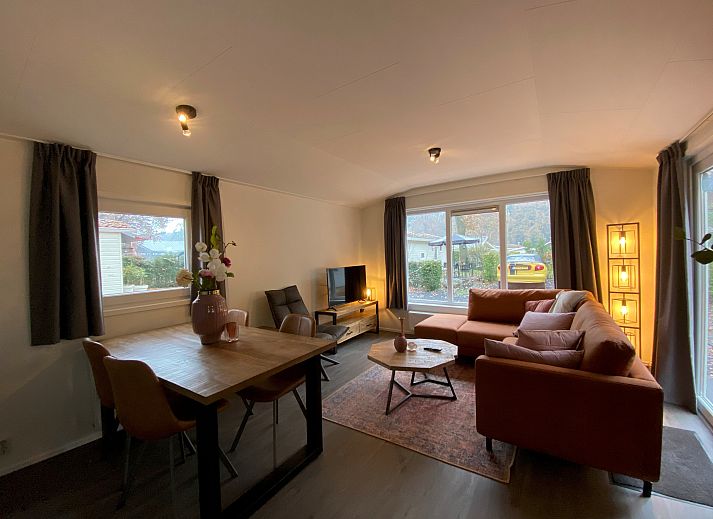 Chalet in Arnhem, Gelderland, met moderne buitenkant en groene omgeving in het Rivierengebied.