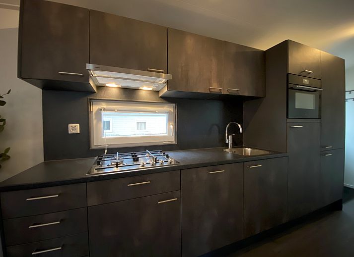 Chalet in Arnhem, Gelderland, met moderne buitenkant en groene omgeving in het Rivierengebied.