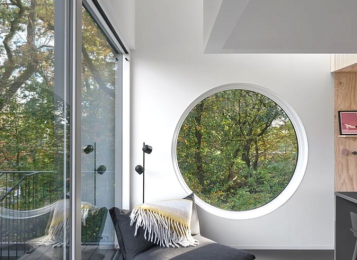 Ferienhaus in Arnheim, umgeben von Herbstlaub im Rivierengebied, Gelderland.