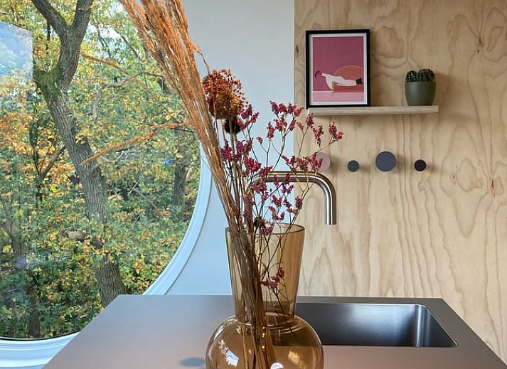 Beleuchtete Ferienunterkunft in Arnheim bei Nacht, gelegen im Rivierengebied, Gelderland.