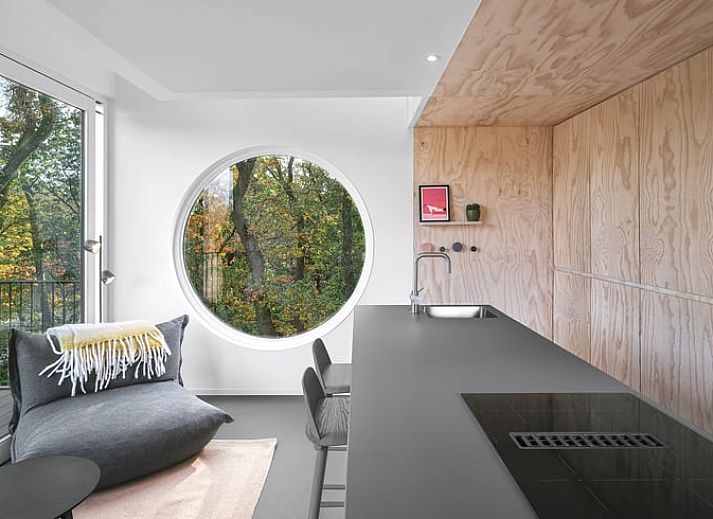 Beleuchtete Ferienunterkunft in Arnheim bei Nacht, gelegen im Rivierengebied, Gelderland.