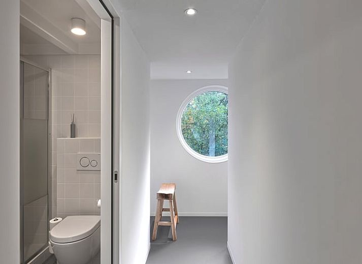 Nebelverhangenes Ferienhaus in Arnheim, gelegen im Rivierengebied, Gelderland.