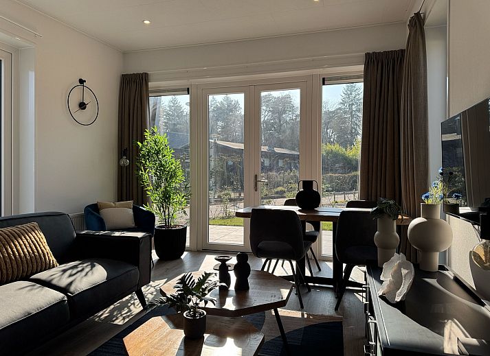 Modern chalet in Arnhem met ruime veranda in het Rivierengebied van Gelderland.