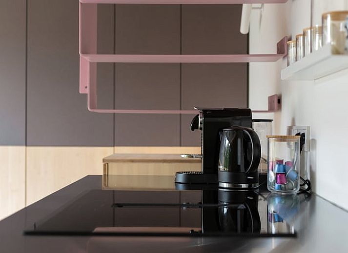 Stilvolle Kueche mit einzigartigem Fenster in einem Landhaus in Arnheim, Gelderland.