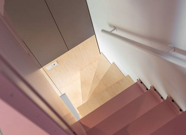 Stilvolle Kueche mit einzigartigem Fenster in einem Landhaus in Arnheim, Gelderland.