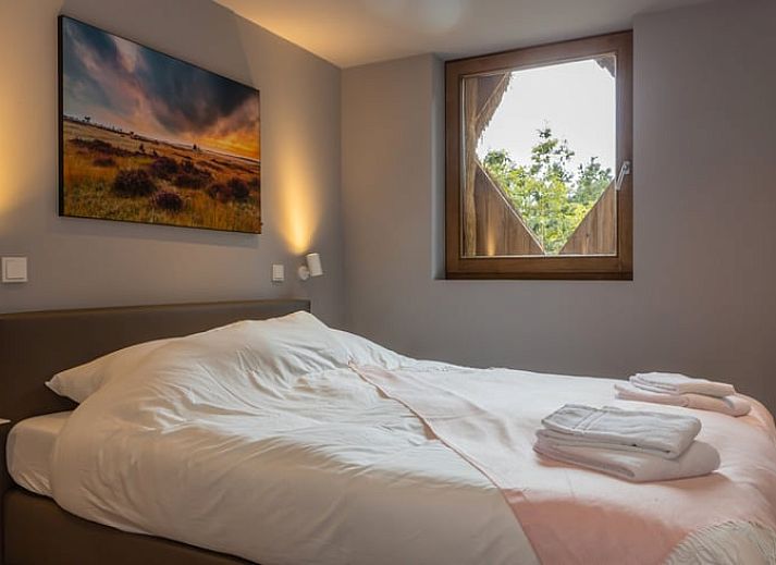 Detail des Reetdachs in einem Ferienhaus in Arnheim, Gelderland.