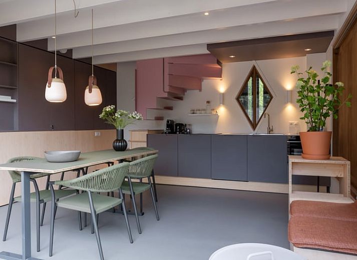 Detail des Reetdachs in einem Ferienhaus in Arnheim, Gelderland.