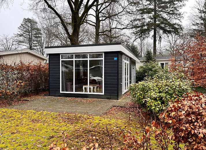 Gemtliches Wohnzimmer in einem freistehenden Haus in Arnheim, Gelderland, mit komfortabler Sitzecke und Esstisch, ideal fr einen entspannten Urlaub.