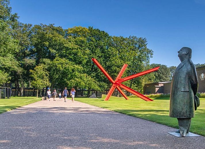 Gemuetliches Wohnzimmer mit farbenfroher Einrichtung im Ferienhaus in Arnheim, Gelderland.