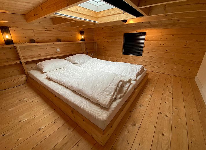 Vrijstaande woning in Arnhem met houten terras en uitzicht op de natuur, ideaal vakantiehuis in het Rivierengebied van Gelderland.