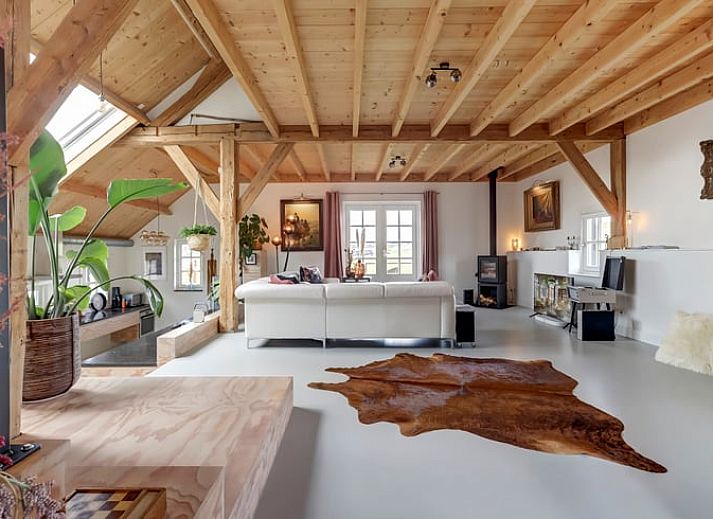 Gezellige slaapkamer in Huisje in Culemborg, vakantiehuis in Rivierengebied, Gelderland met houten dak en lichtinval.