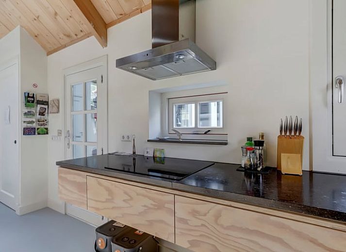 Gezellige slaapkamer in Huisje in Culemborg, vakantiehuis in Rivierengebied, Gelderland met houten dak en lichtinval.