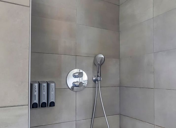 Gezellige slaapkamer in Huisje in Culemborg, vakantiehuis in Rivierengebied, Gelderland met houten dak en lichtinval.