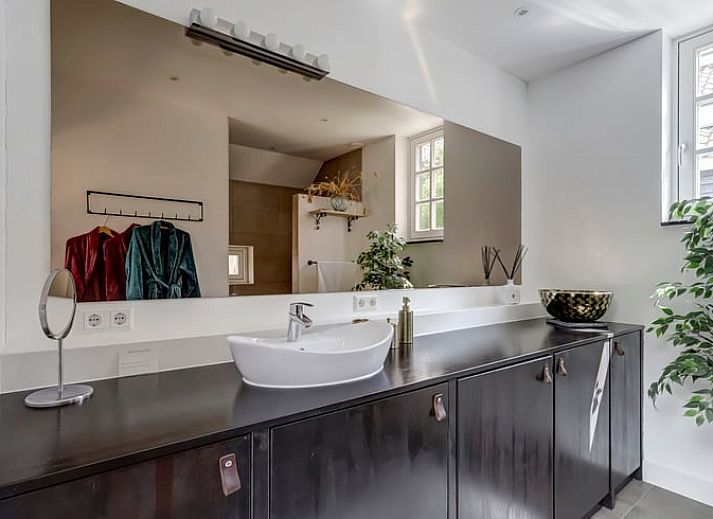 Gezellige slaapkamer in Huisje in Culemborg, vakantiehuis in Rivierengebied, Gelderland met houten dak en lichtinval.