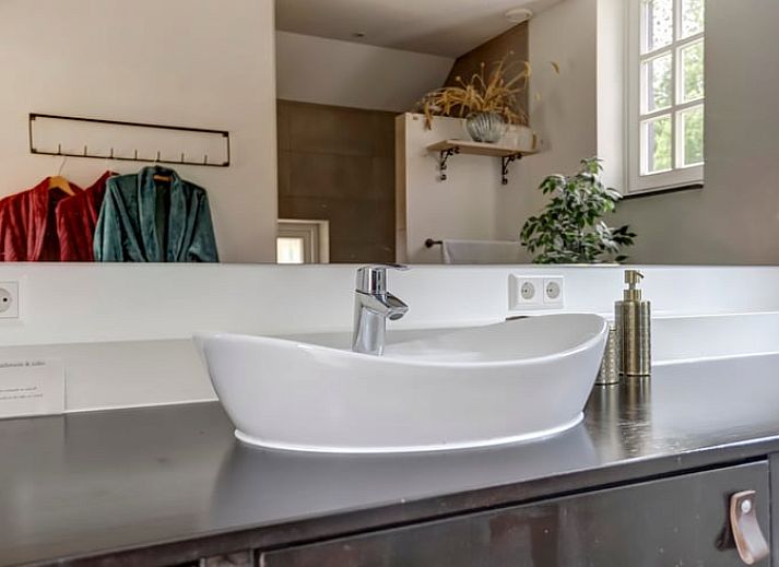 Ruime slaapkamer in Huisje in Culemborg, vakantiehuis in Rivierengebied, Gelderland met uitzicht op de lucht.