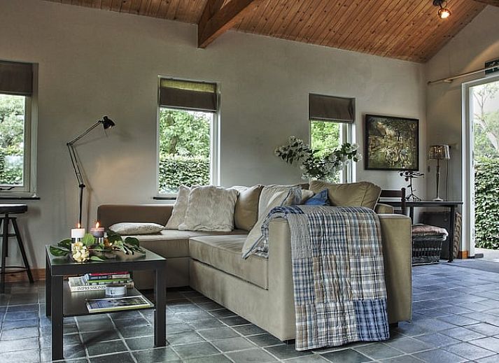 Seitenansicht des Ferienhauses in Culemborg, umgeben von Lavendel und Gruen, im schoenen Rivierengebied.