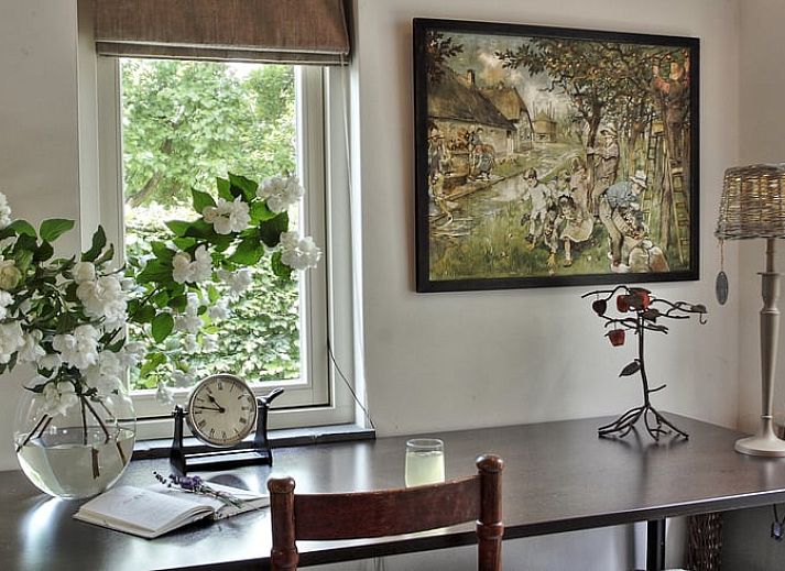 Seitenansicht des Ferienhauses in Culemborg, umgeben von Lavendel und Gruen, im schoenen Rivierengebied.