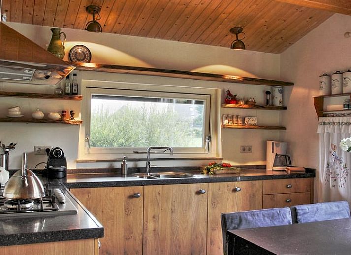 Seitenansicht des Ferienhauses in Culemborg, umgeben von Lavendel und Gruen, im schoenen Rivierengebied.