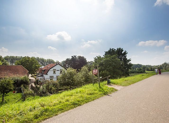 Obstgarten mit Kletterausruestung im Ferienhaus in Culemborg, ideal fuer Naturliebhaber in Gelderland.