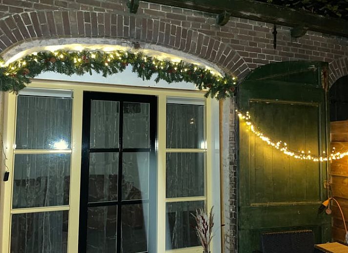 Charmante buitenkant van Vakantiehuisje in Tricht, Gelderland, met uitnodigend terras.