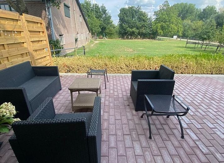 Sfeervolle avondverlichting bij Vakantiehuisje in Tricht, perfect voor een ontspannen verblijf.