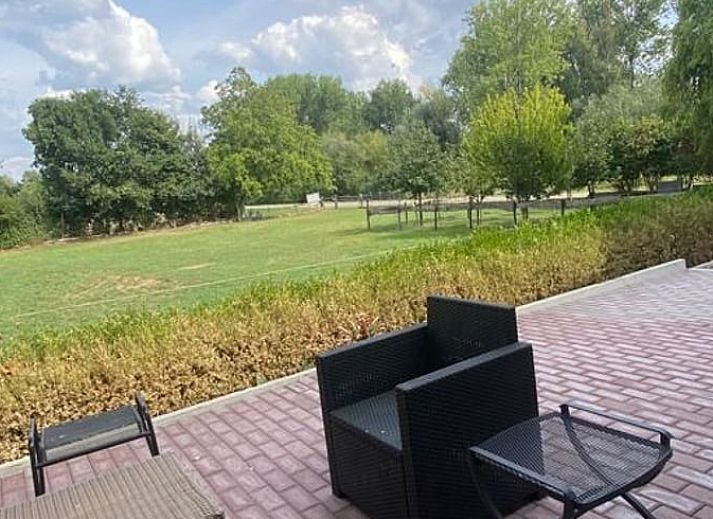 Sfeervolle avondverlichting bij Vakantiehuisje in Tricht, perfect voor een ontspannen verblijf.