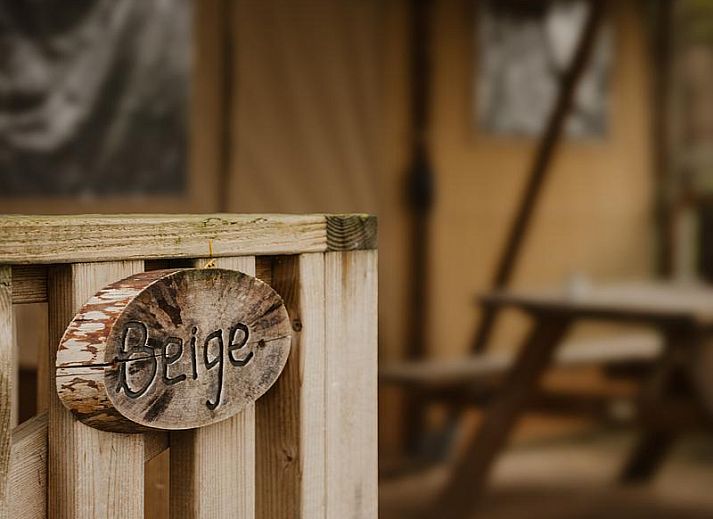 Moderne keuken in GLAMPHUYS ULTRA WELLNESS, Altforst, ideaal voor een luxe glamping verblijf in een sfeervolle tent.
