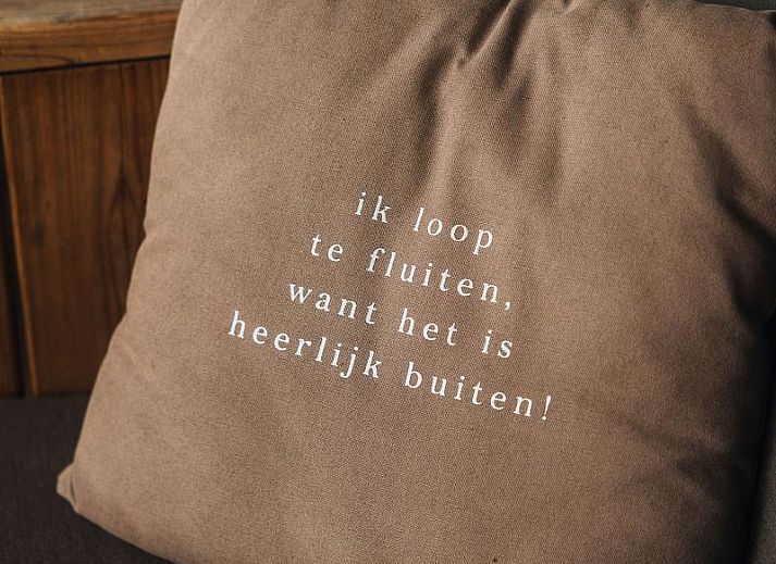 Moderne keuken in GLAMPHUYS ULTRA WELLNESS, Altforst, ideaal voor een luxe glamping verblijf in een sfeervolle tent.