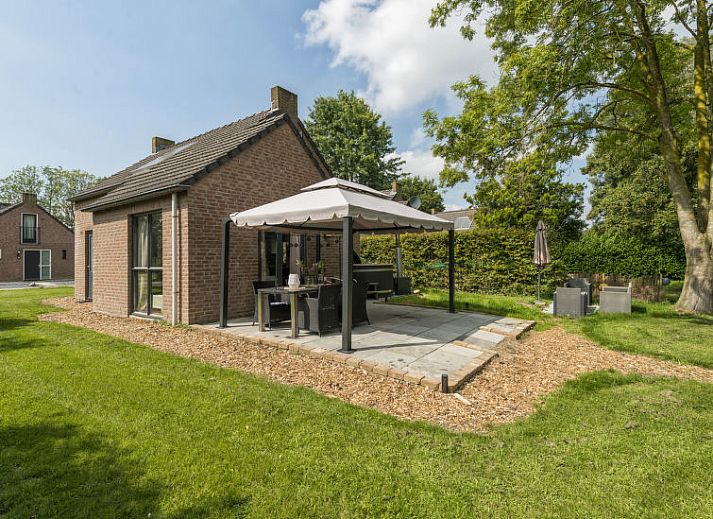 Guest house 283309 • Holiday property Rivierengebied • Vakantiehuis Forest Cottage Ewijk incl. hot tub 