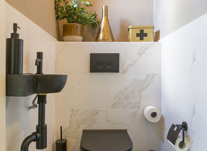 Beautiful lake view near Holiday home Vip Wellness Ewijk, Ewijk, Gelderland surrounded by green nature.