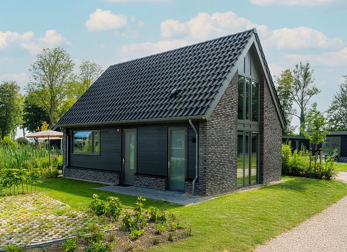 Vrijstaande woning in Eck en Wiel, Gelderland, met moderne architectuur en groene omgeving.