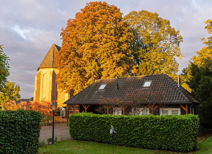 Stijlvolle keukenhoek in Huisje in Aerdt, een vakantiehuis in het schilderachtige Rivierengebied van Gelderland.