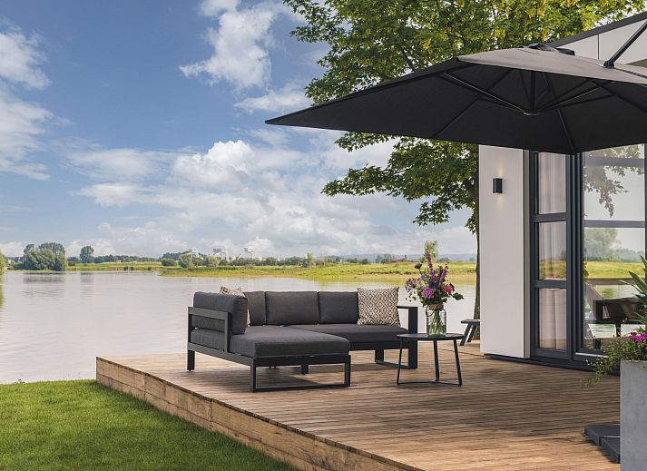 Luftaufnahme des Ferienhauses MarinaPark Bad Nederrijn in Maurik, Gelderland mit Blick auf den Yachthafen und die gruene Umgebung.