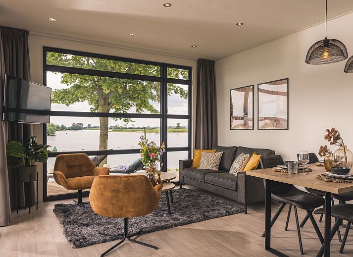 Luftaufnahme des Ferienhauses MarinaPark Bad Nederrijn in Maurik, Gelderland mit Blick auf den Yachthafen und die gruene Umgebung.