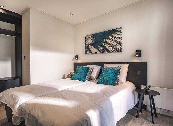 Luftaufnahme des Ferienhauses MarinaPark Bad Nederrijn in Maurik, Gelderland mit Blick auf den Yachthafen und die gruene Umgebung.