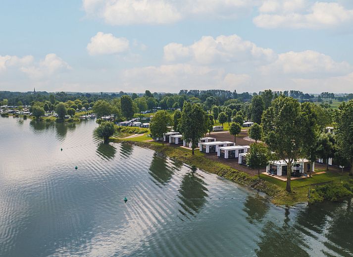 Luftaufnahme des Ferienhauses MarinaPark Bad Nederrijn in Maurik, Gelderland mit Blick auf den Yachthafen und die gruene Umgebung.