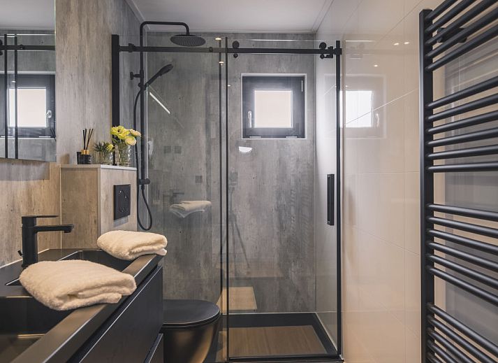 Terrasse mit bequemem Loungesofa im Ferienhaus MarinaPark Bad Nederrijn in Maurik, Gelderland mit Blick auf den Fluss.