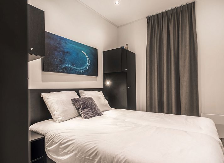 Terrasse mit bequemem Loungesofa im Ferienhaus MarinaPark Bad Nederrijn in Maurik, Gelderland mit Blick auf den Fluss.