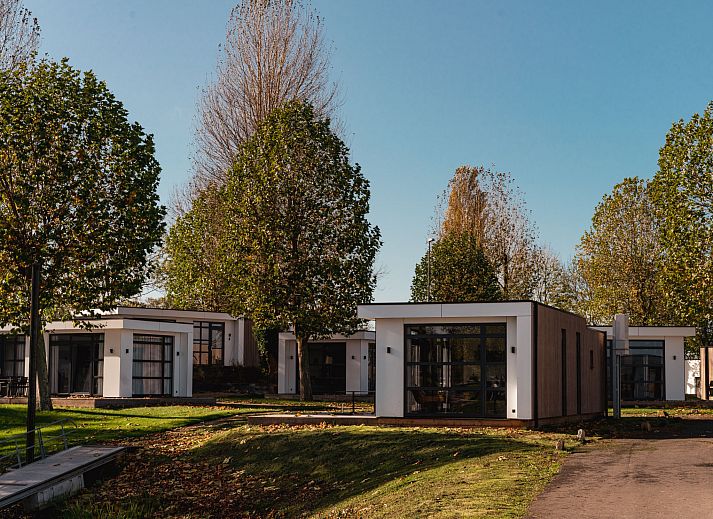 Gemuetliches Wohnzimmer im Ferienhaus MarinaPark Bad Nederrijn, Maurik, Gelderland mit Flussblick und moderner Einrichtung.