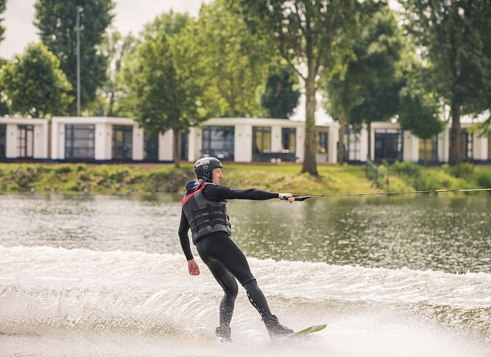 Gemuetliches Wohnzimmer im Ferienhaus MarinaPark Bad Nederrijn, Maurik, Gelderland mit Flussblick und moderner Einrichtung.