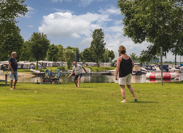 Schlafzimmer mit Doppelbett im Ferienhaus MarinaPark Bad Nederrijn, Maurik, Gelderland, mit eleganten Dekorationen.
